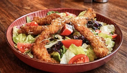 Çıtır Tavuklu Akdeniz Salatası
